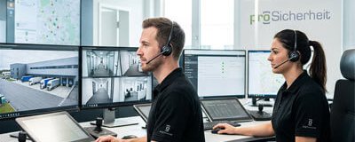 2 Personen in der Leitstelle - Integrierte Sicherheitsdienstleistungen bei proSicherheit