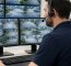 Mitarbeiter in Leitstelle vor Monitoren
